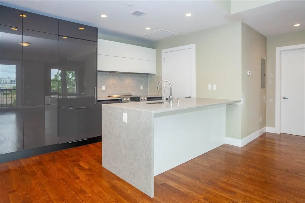 3 bed, 3 bath apartment for rent at 906 East 2nd St Unit 301, South Boston — photo 5 of 8