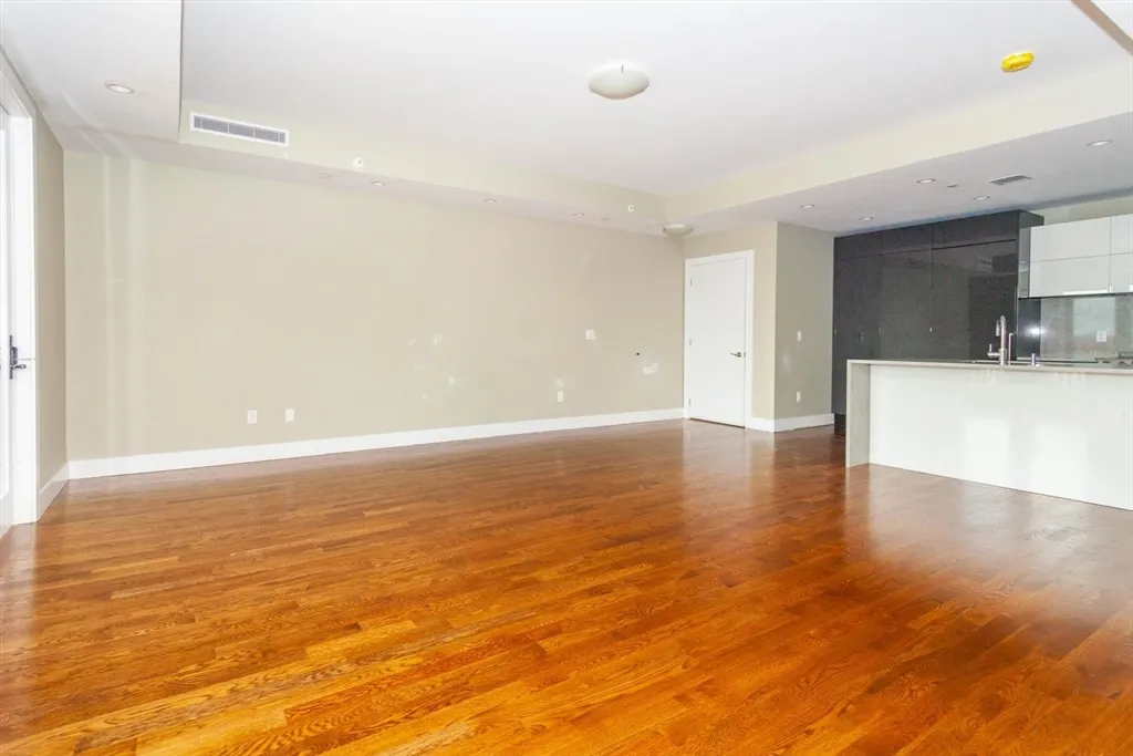 3 bed, 3 bath apartment for rent at 906 East 2nd St Unit 301, South Boston — photo 6 of 8