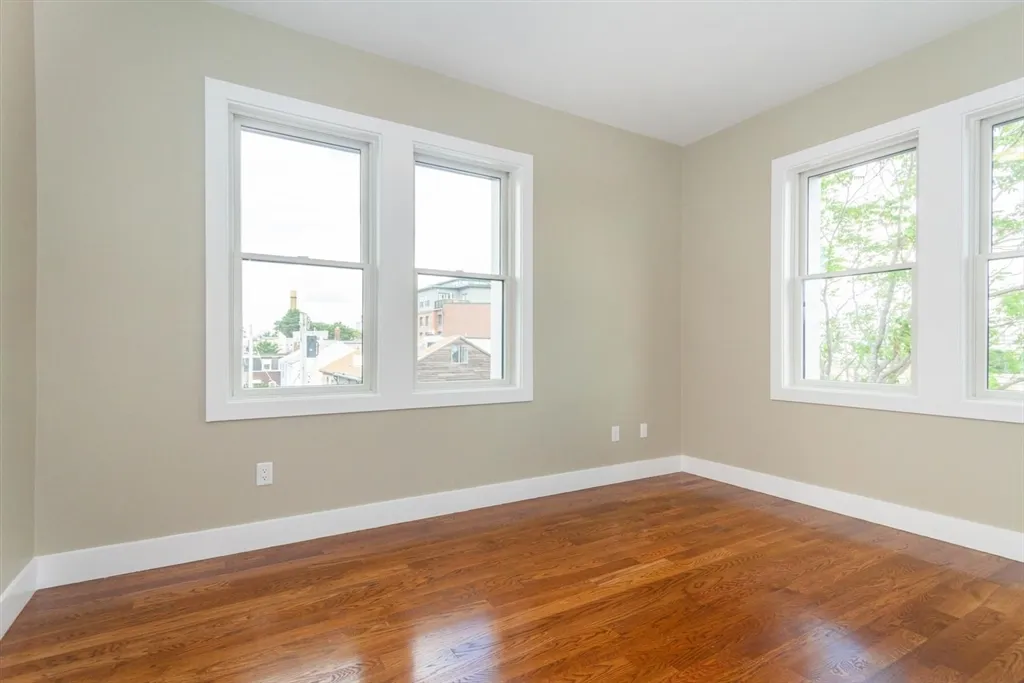 3 bed, 3 bath apartment for rent at 906 East 2nd St Unit 301, South Boston — photo 4 of 8