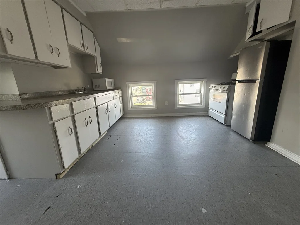 4 bed, 1 bath apartment for rent at 908 Plymouth Ave Unit 3, Fall River — photo 5 of 14