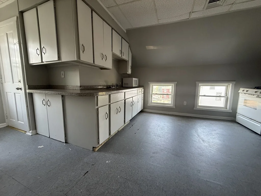 4 bed, 1 bath apartment for rent at 908 Plymouth Ave Unit 3, Fall River — photo 6 of 14