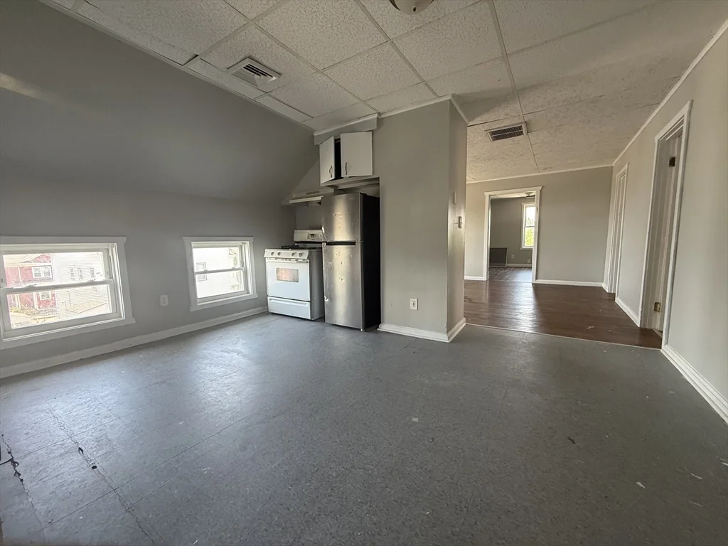 4 bed, 1 bath apartment for rent at 908 Plymouth Ave Unit 3, Fall River — photo 4 of 14
