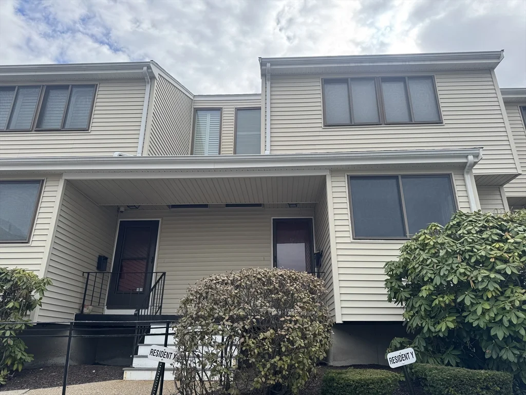 3 bed, 1 bath apartment for rent at 909 Pleasant St Unit 14, Weymouth — photo 1 of 36