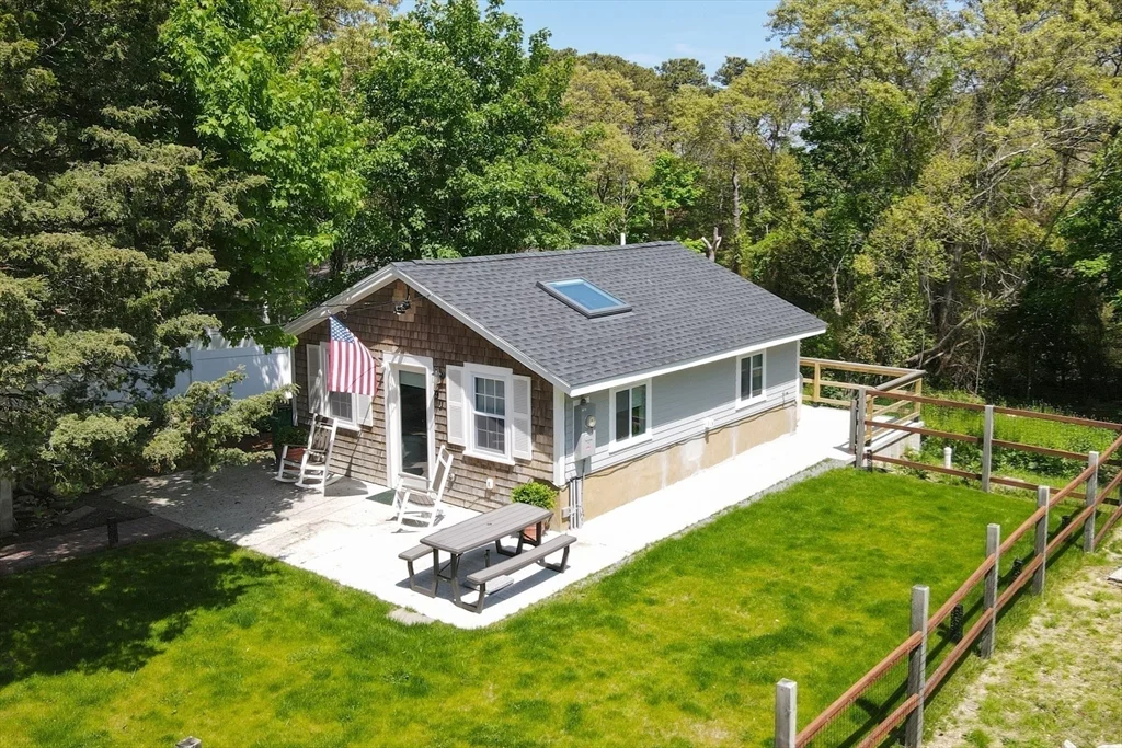 Studio bed, 1 bath apartment for rent at 90A Edgartown Rd, Tisbury — photo 2 of 16
