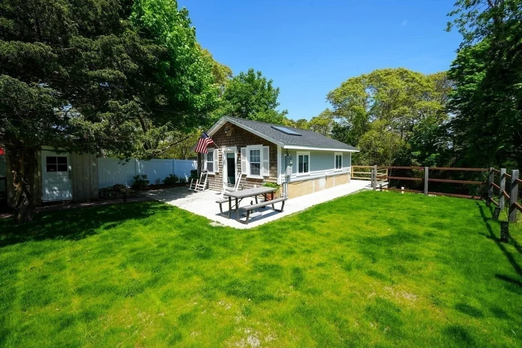 Studio bed, 1 bath apartment for rent at 90A Edgartown Rd, Tisbury — photo 12 of 16