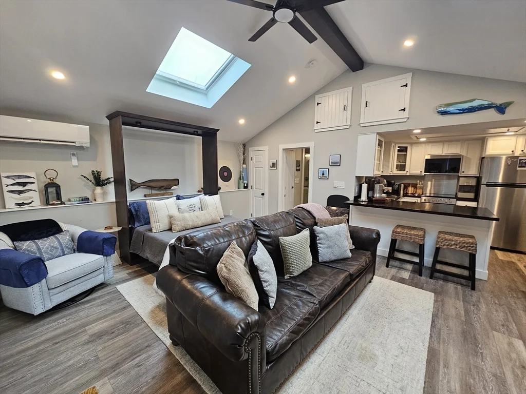 Studio bed, 1 bath apartment for rent at 90A Edgartown Rd, Tisbury — photo 3 of 16