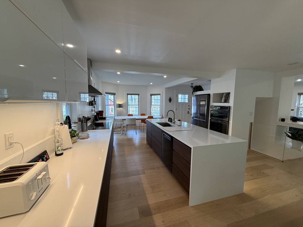 4 bed, 1 bath apartment for rent at 91 Brooks St Unit 91, Brighton — photo 3 of 28