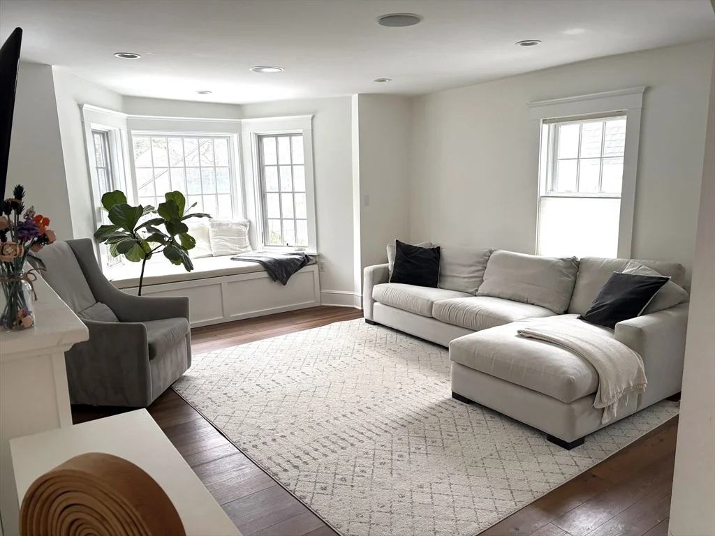 3 bed, 2 bath apartment for rent at 91 Eliot St, Chestnut Hill — photo 3 of 16
