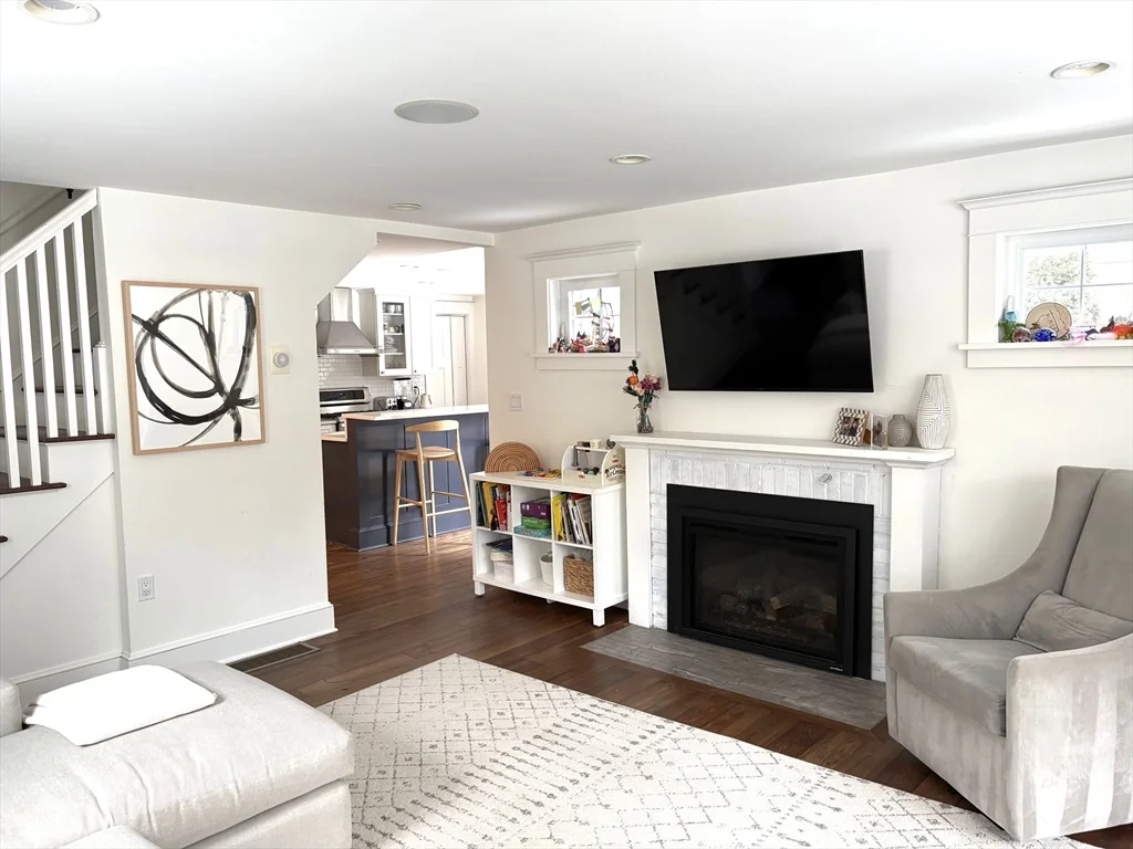 3 bed, 2 bath apartment for rent at 91 Eliot St, Chestnut Hill — photo 4 of 16
