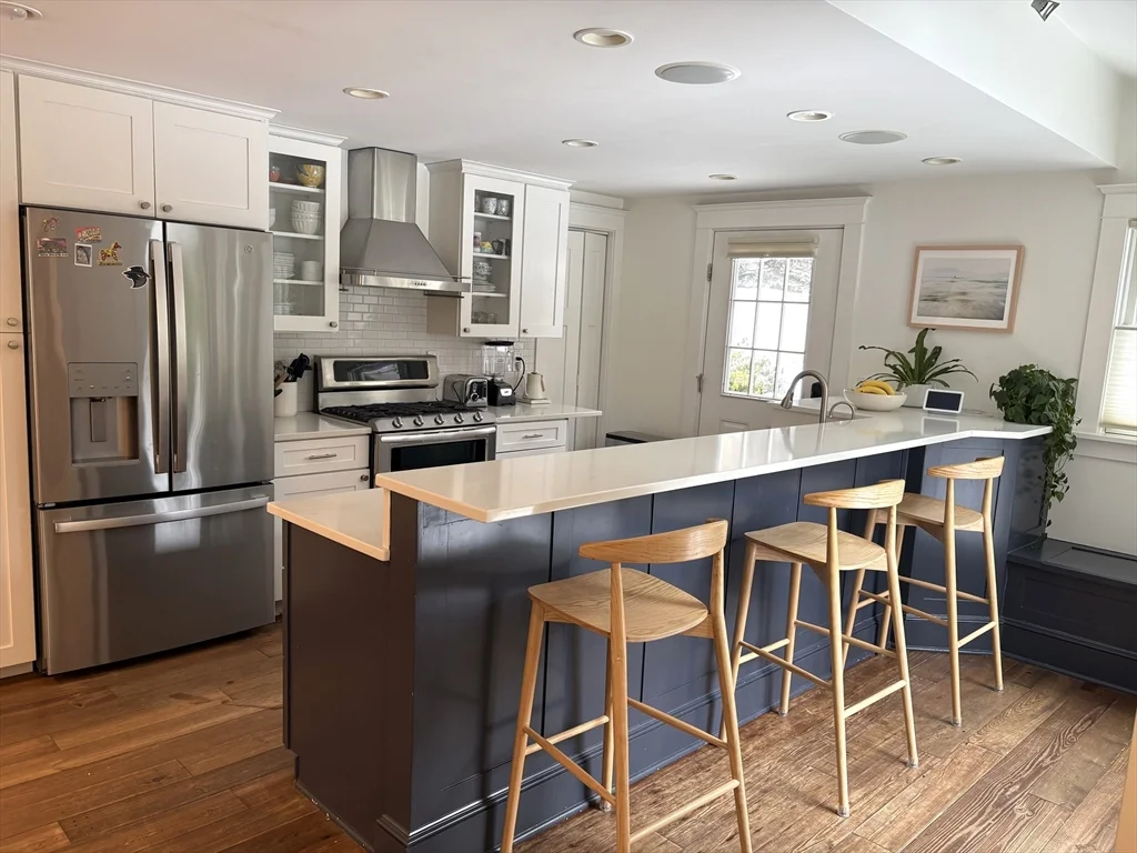 3 bed, 2 bath apartment for rent at 91 Eliot St, Chestnut Hill — photo 6 of 16