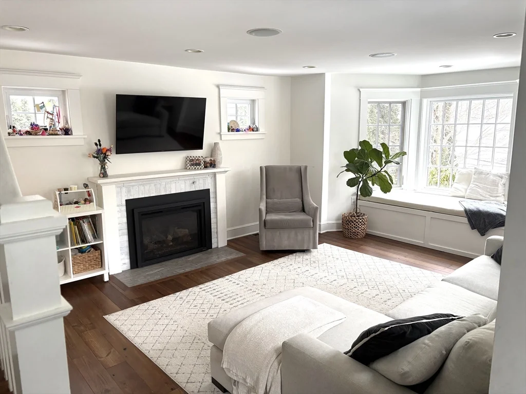 3 bed, 2 bath apartment for rent at 91 Eliot St, Chestnut Hill — photo 5 of 16