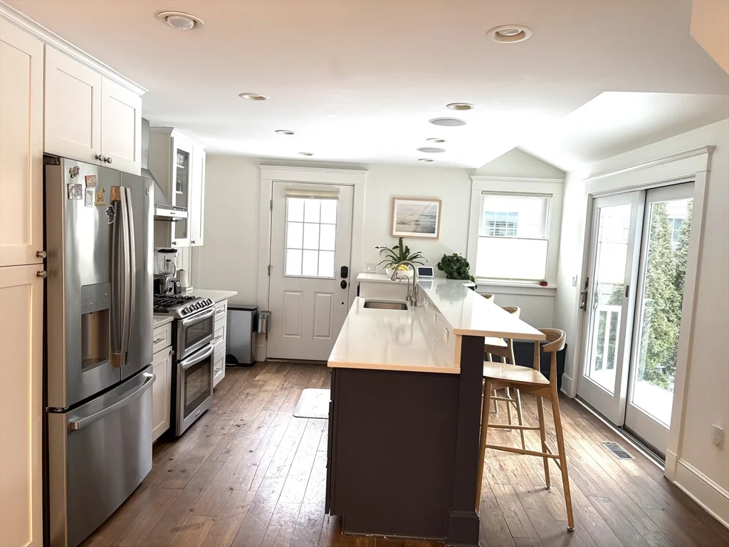 3 bed, 2 bath apartment for rent at 91 Eliot St, Chestnut Hill — photo 7 of 16