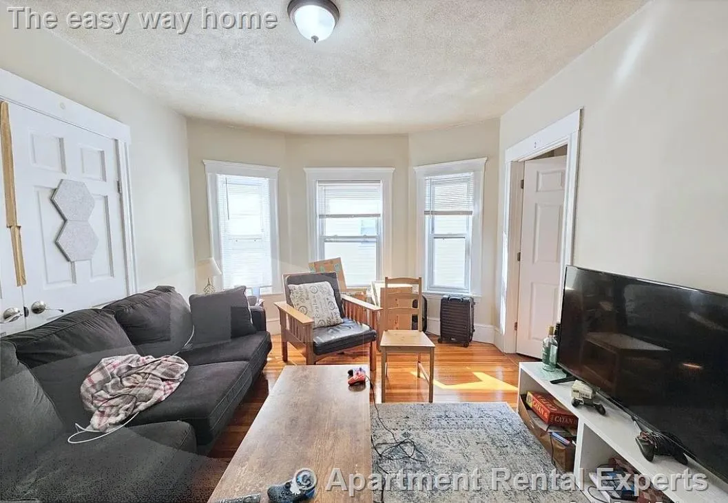 3 bed, 1 bath apartment for rent at 91 Frederick Ave, Tufts — photo 5 of 17