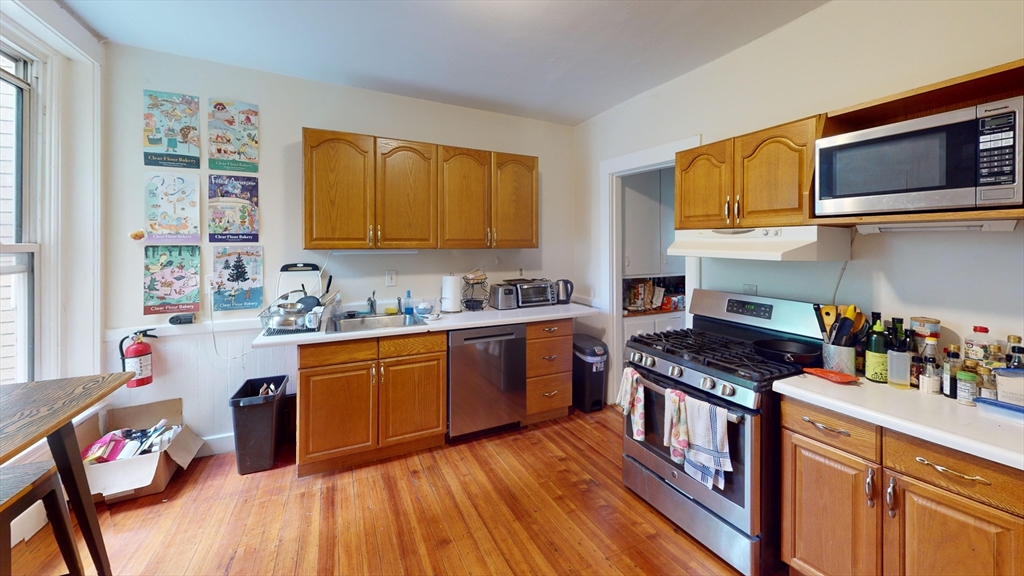 3 bed, 1 bath apartment for rent at 91 Fuller St Unit 3, Coolidge Corner — photo 2 of 8