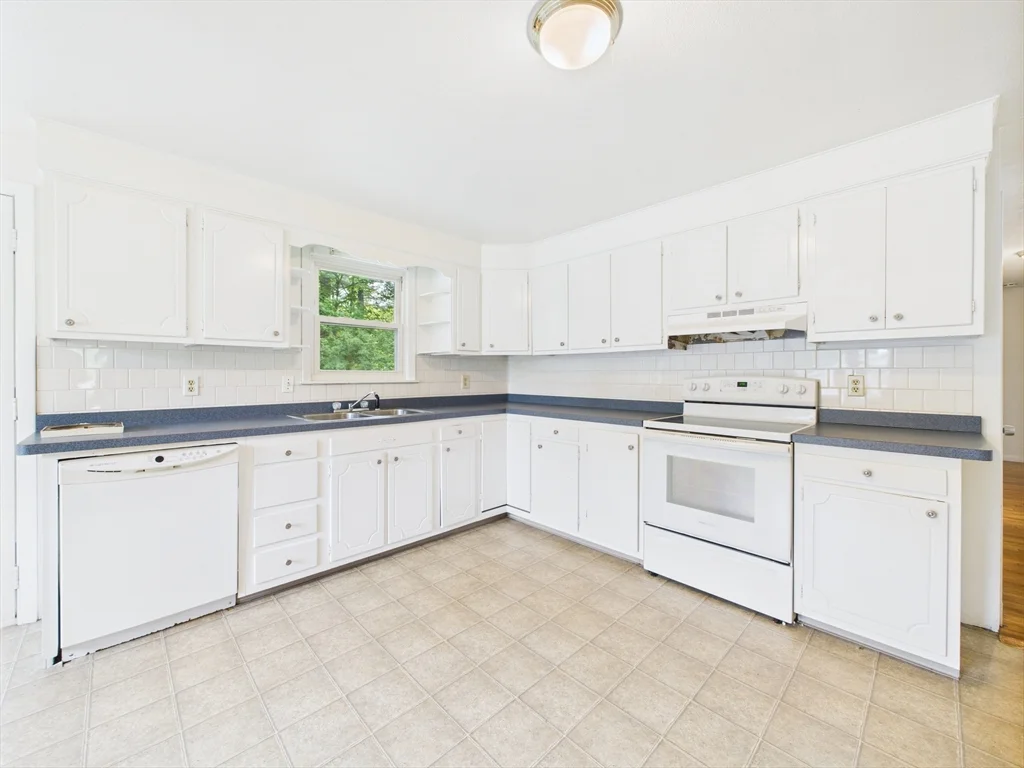 3 bed, 2 bath apartment for rent at 91 Old Post Rd, Sharon — photo 8 of 16