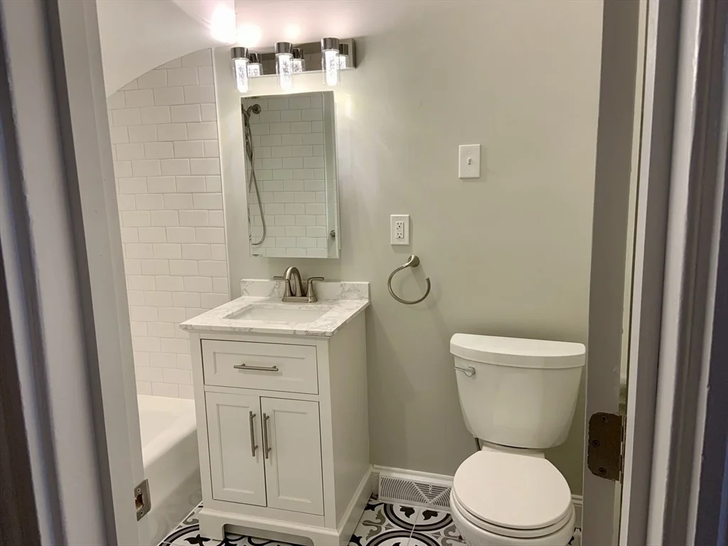 2 bed, 1 bath apartment for rent at 91 Walnut St Unit 1, Brookline Village — photo 3 of 21