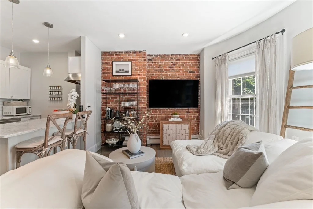 2 bed, 1 bath apartment for rent at 91 Waltham St Unit 4, South End — photo 3 of 26