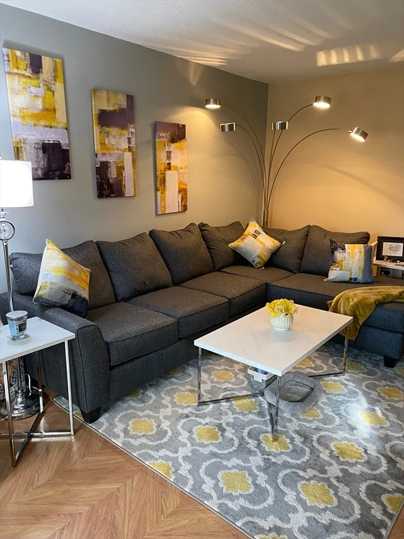 2 bed, 1 bath apartment for rent at 91 Yorktown Dr Unit 91, Springfield — photo 4 of 18