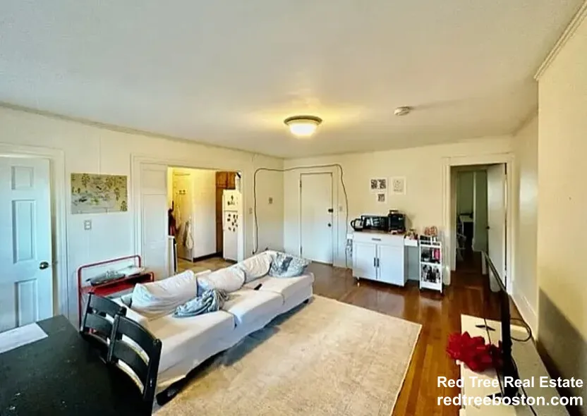 3 bed, 1 bath apartment for rent at 912 Beacon St Unit 2, Fenway — photo 4 of 14