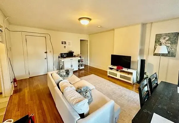 3 bed, 1 bath apartment for rent at 912 Beacon St Unit 3, Fenway — photo 3 of 11