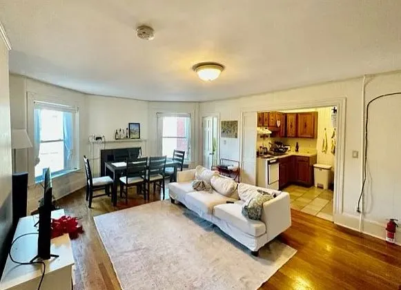 3 bed, 1 bath apartment for rent at 912 Beacon St Unit 3, Fenway