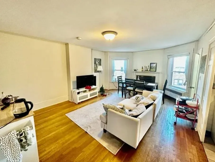 3 bed, 1 bath apartment for rent at 912 Beacon St Unit 3, Fenway — photo 2 of 11
