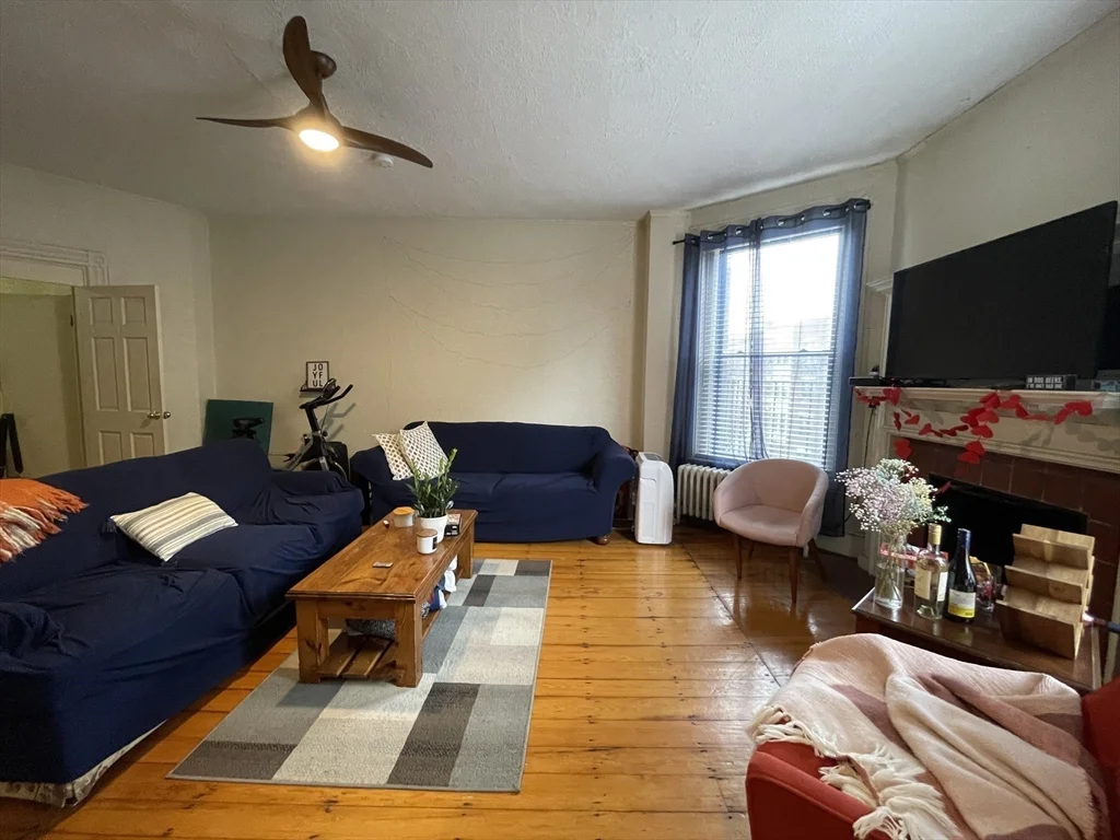 3 bed, 1 bath apartment for rent at 914 Beacon St Unit 2, Fenway — photo 2 of 13