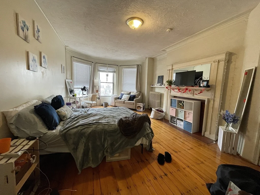3 bed, 1 bath apartment for rent at 914 Beacon St Unit 2, Fenway — photo 9 of 13
