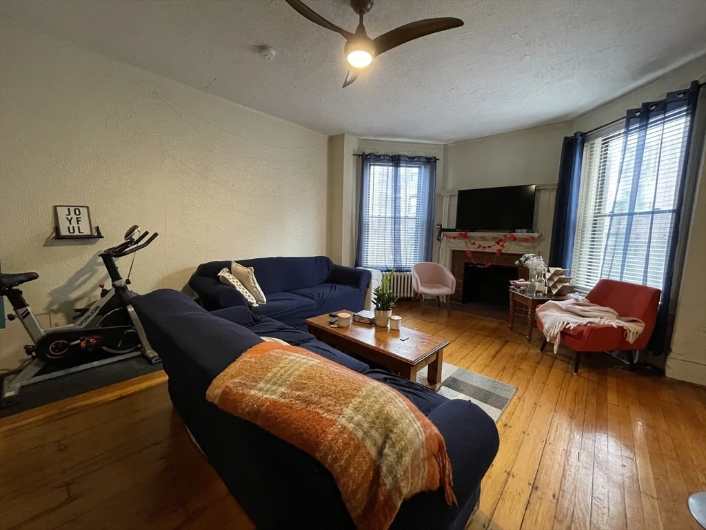 3 bed, 1 bath apartment for rent at 914 Beacon St Unit 2, Fenway — photo 4 of 13