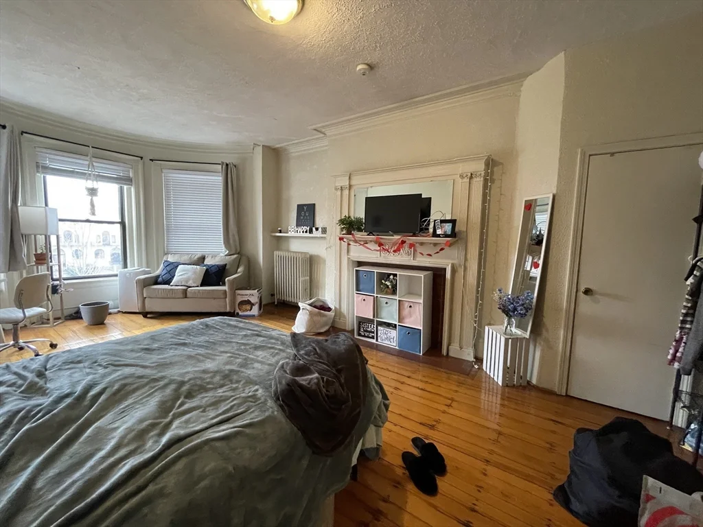 3 bed, 1 bath apartment for rent at 914 Beacon St Unit 2, Fenway — photo 10 of 13