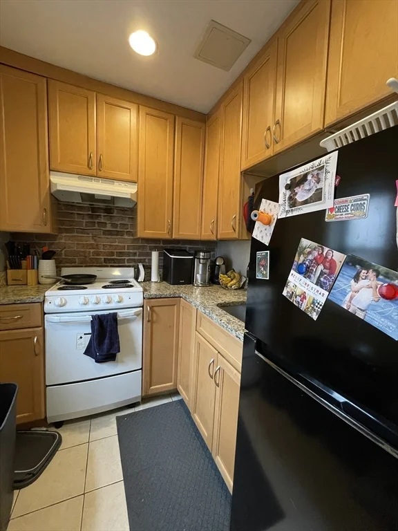 3 bed, 1 bath apartment for rent at 914 Beacon St Unit 2, Fenway — photo 6 of 13