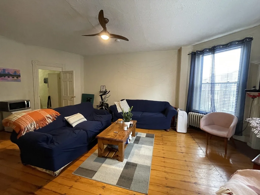 3 bed, 1 bath apartment for rent at 914 Beacon St Unit 2, Fenway — photo 3 of 13