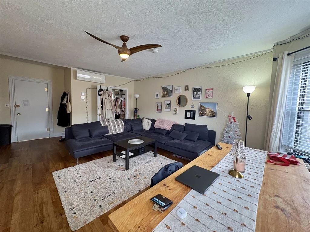 3 bed, 1 bath apartment for rent at 914 Beacon St Unit 4, Fenway — photo 2 of 19