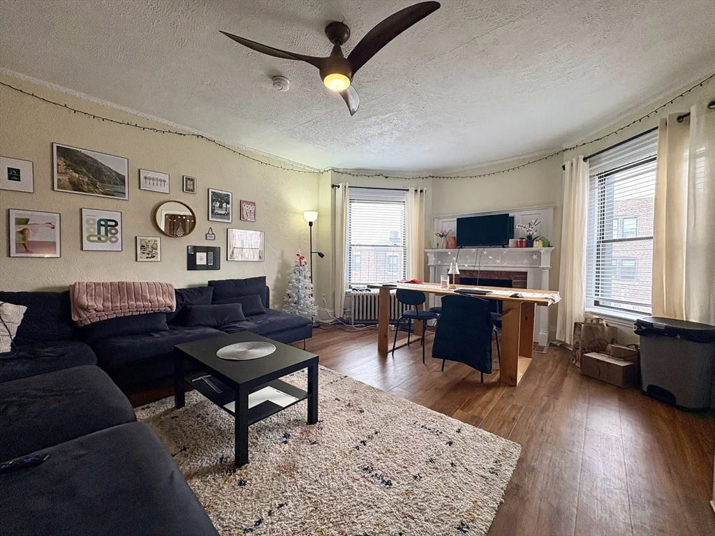 3 bed, 1 bath apartment for rent at 914 Beacon St Unit 4, Fenway — photo 1 of 19