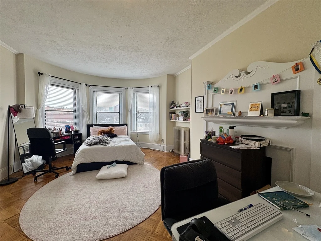 3 bed, 1 bath apartment for rent at 914 Beacon St Unit 4, Fenway — photo 8 of 19