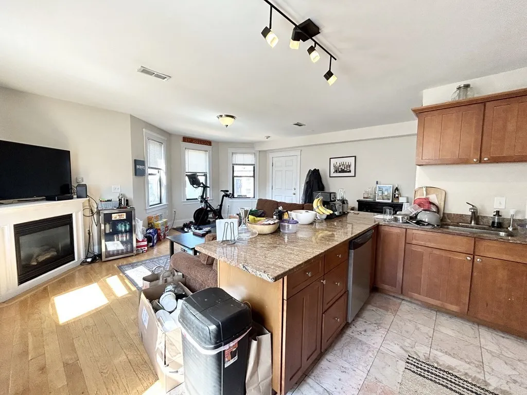 2 bed, 1 bath apartment for rent at 916 Dorchester St Unit 3, Boston — photo 1 of 6