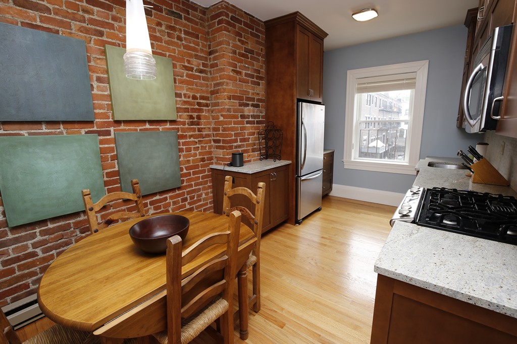 2 bed, 1 bath apartment for rent at 919 Beacon St Unit 2, Fenway — photo 3 of 10