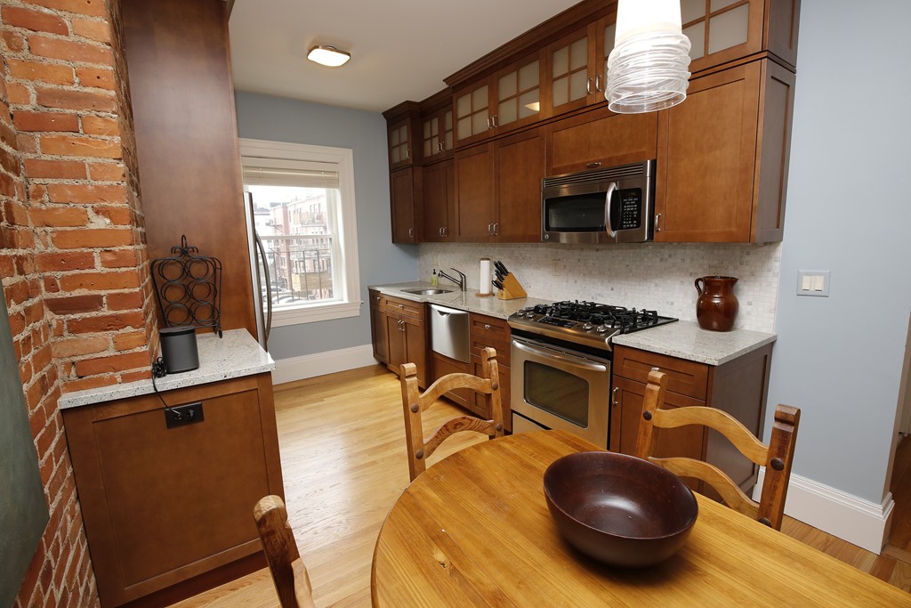 2 bed, 1 bath apartment for rent at 919 Beacon St Unit 2, Fenway — photo 5 of 10