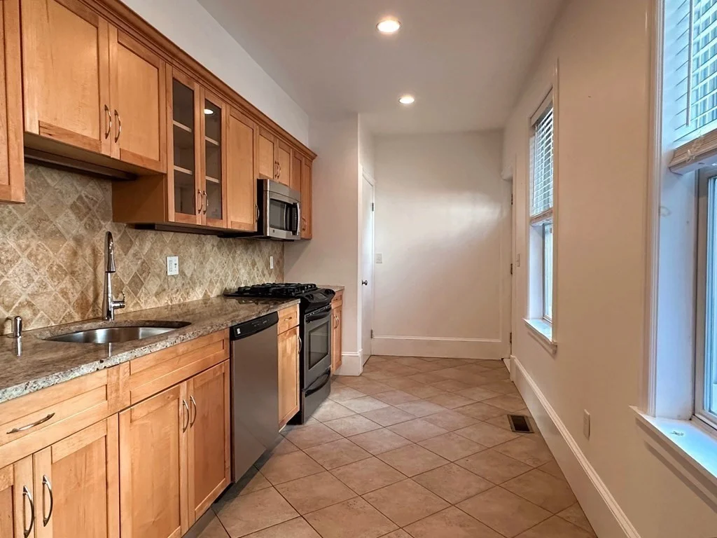 1 bed, 1 bath apartment for rent at 92 Elm St Unit 1, Charlestown — photo 3 of 9