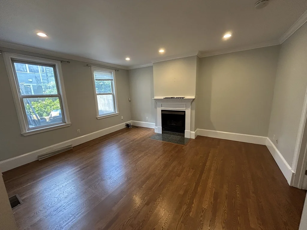 1 bed, 1 bath apartment for rent at 92 Elm St Unit 1, Charlestown — photo 2 of 9