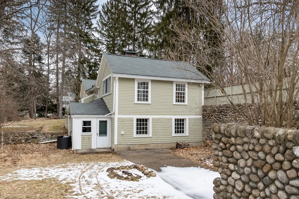 2 bed, 1 bath apartment for rent at 92 Farmers Row Unit 0, Groton — photo 3 of 30