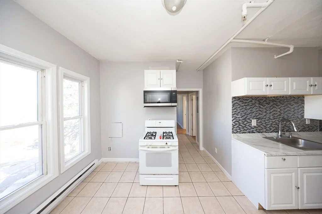 4 bed, 1 bath apartment for rent at 92 Green Hill Pkwa Unit 2, Worcester — photo 15 of 17