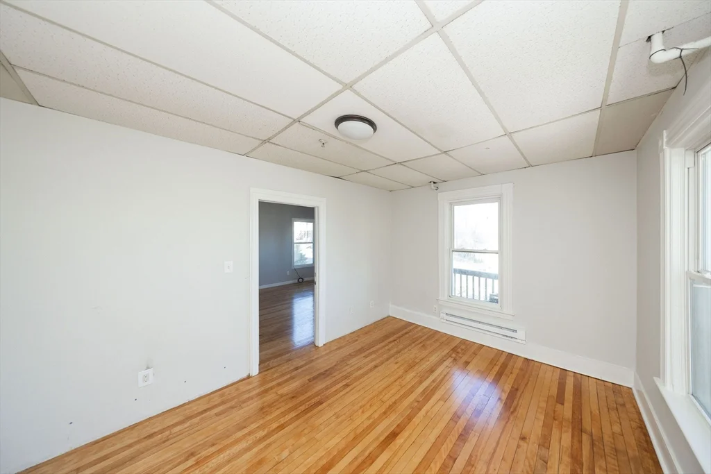 4 bed, 1 bath apartment for rent at 92 Green Hill Pkwa Unit 2, Worcester — photo 3 of 17