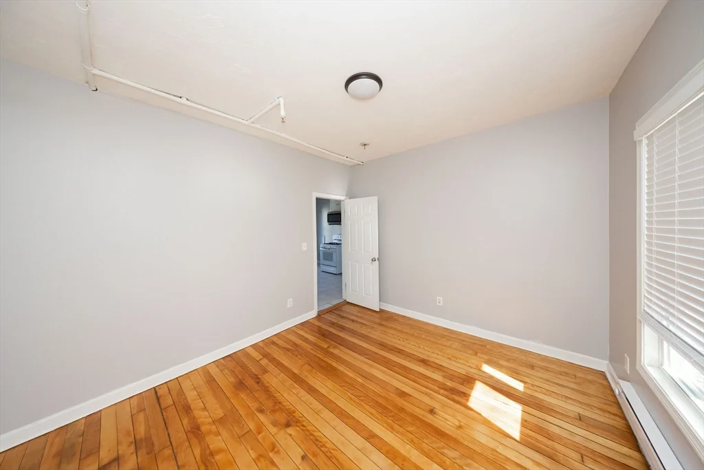 4 bed, 1 bath apartment for rent at 92 Green Hill Pkwa Unit 2, Worcester — photo 4 of 17