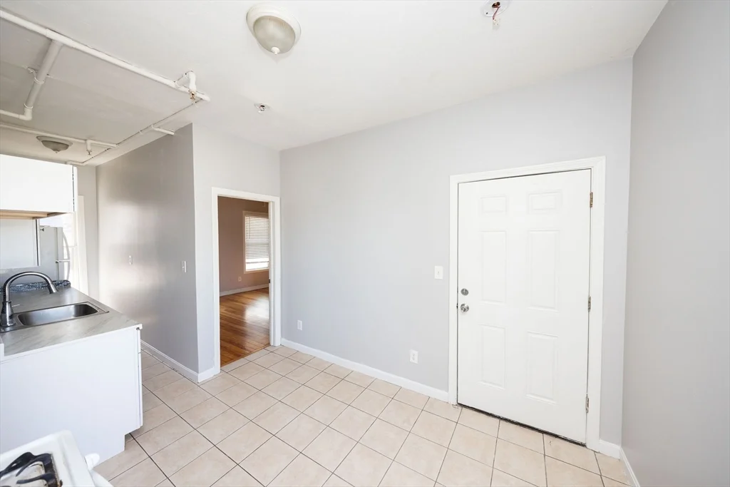 4 bed, 1 bath apartment for rent at 92 Green Hill Pkwa Unit 2, Worcester — photo 13 of 17