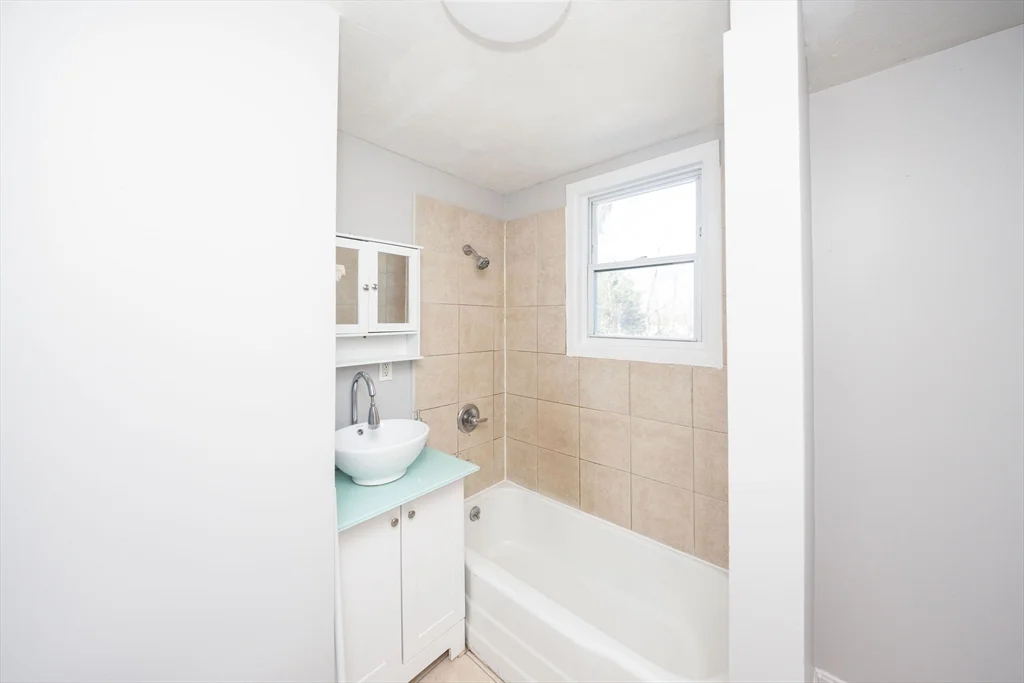 4 bed, 1 bath apartment for rent at 92 Green Hill Pkwa Unit 2, Worcester — photo 16 of 17