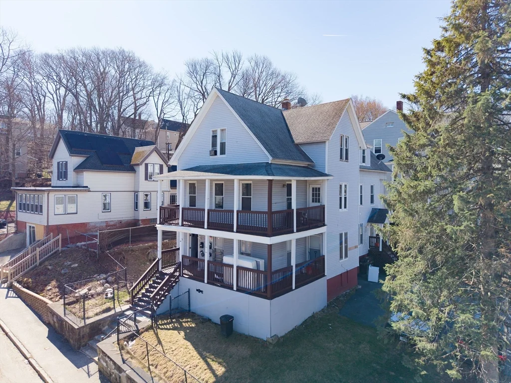 4 bed, 1 bath apartment for rent at 92 Green Hill Pkwa Unit 2, Worcester — photo 1 of 17