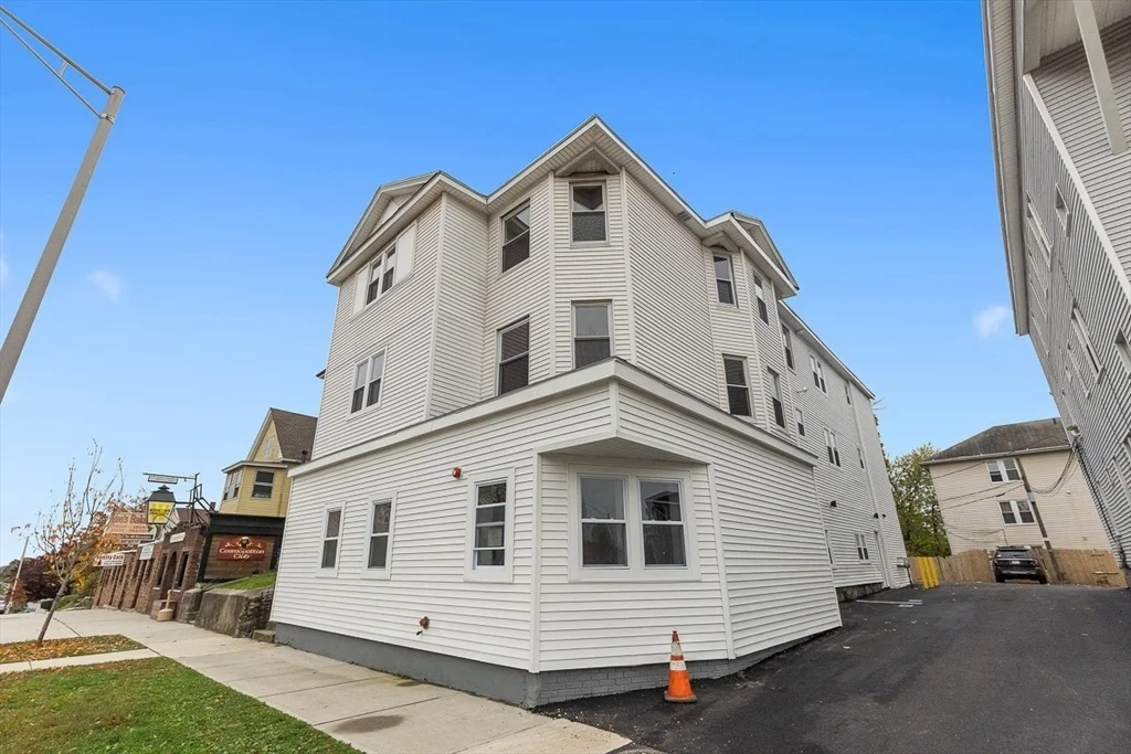 2 bed, 1 bath apartment for rent at 92 Hamilton St Unit 3, Worcester — photo 2 of 14