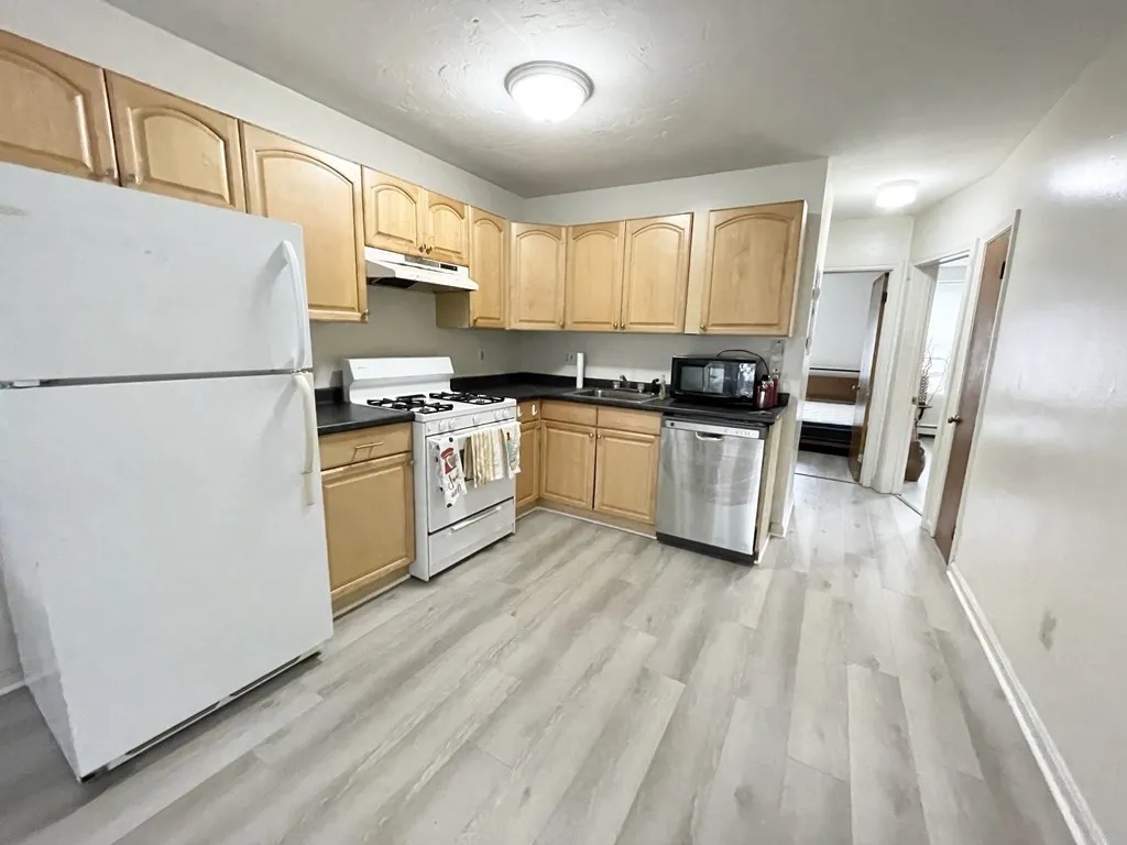 2 bed, 1 bath apartment for rent at 92 Hammond St Unit 2, Roxbury — photo 3 of 10