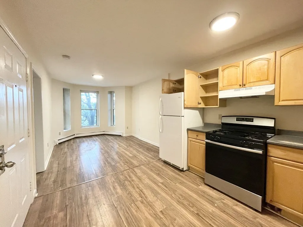 3 bed, 1 bath apartment for rent at 92 Hammond St Unit 3, South End — photo 2 of 9